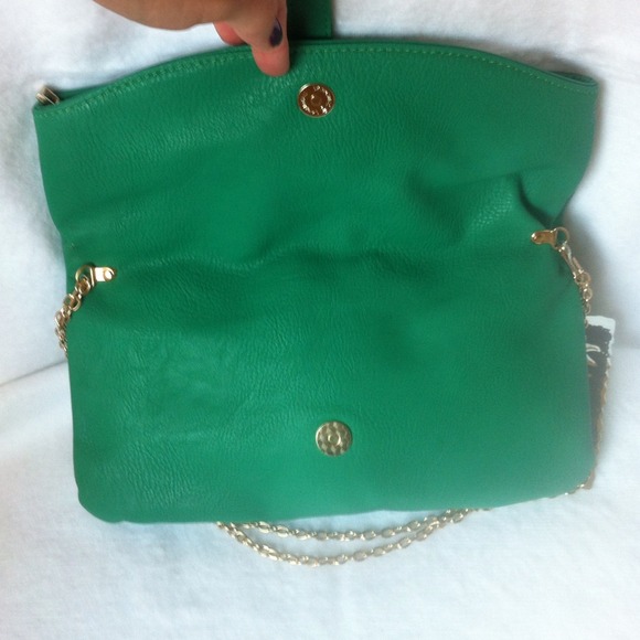 💚💚Gorgeous Green Clutch-NWT - Picture 2 of 4