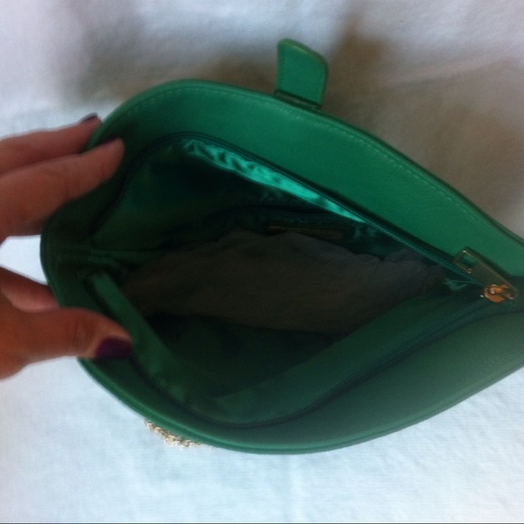 💚💚Gorgeous Green Clutch-NWT - Picture 3 of 4