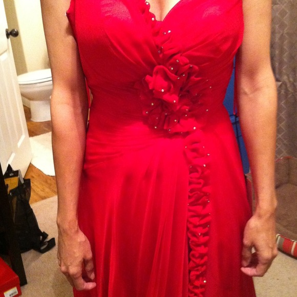 Red gown - Picture 2 of 2