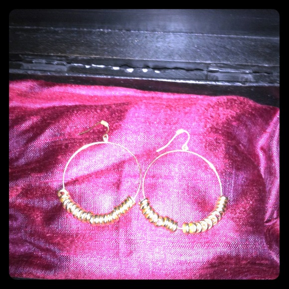 Sold!!!!Gold tone hoop earrings - Picture 1 of 1