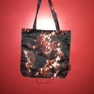 A japinese purse that has red flowers