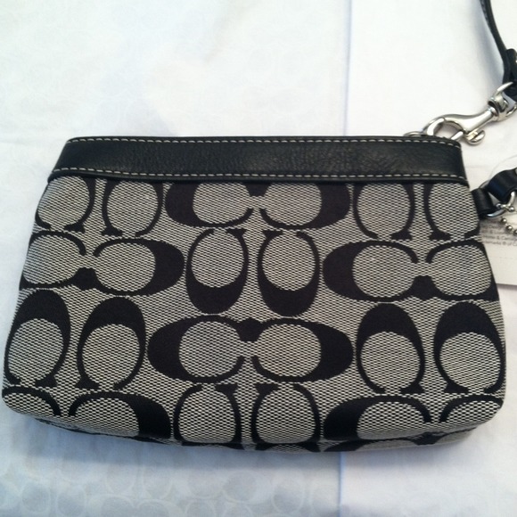 NWT - Coach Black/White Signature Pleated Wristlet - Picture 2 of 4