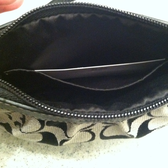 NWT - Coach Black/White Signature Pleated Wristlet - Picture 3 of 4
