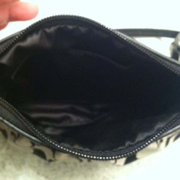NWT - Coach Black/White Signature Pleated Wristlet - Picture 4 of 4