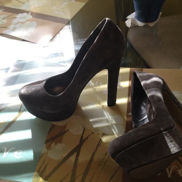 ***SOLD*****Gray platform stilletos - Picture 4 of 4