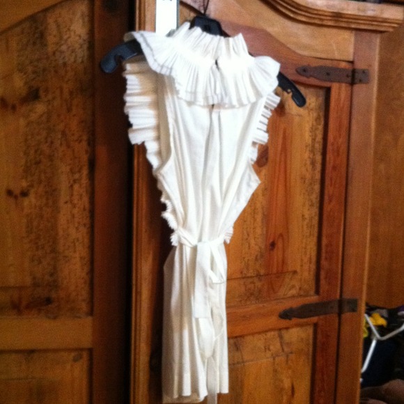 🌟adorable white top with pleated collar!! - Picture 2 of 3