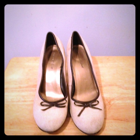 Tan heels with brown bow