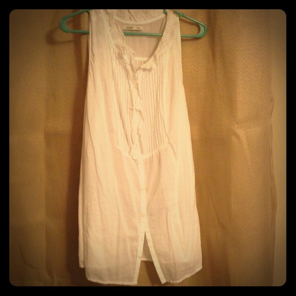 Sleeveless ruffle white top