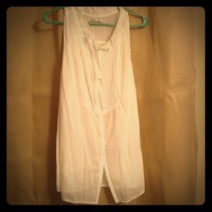 Sleeveless ruffle white top