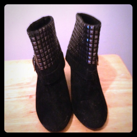 BLACK SUEDE STUDDED BOOTIES