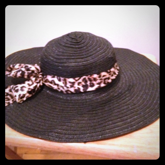 BLACK OVER SIZED HAT.
