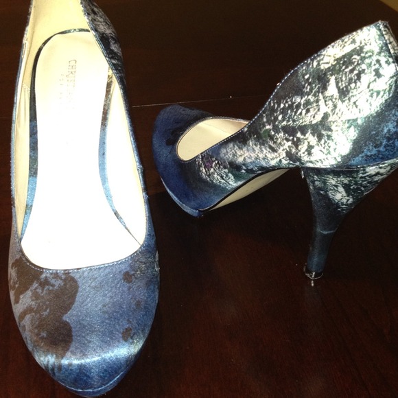 Cute navy blue pump! Gently worn, no signs of wear