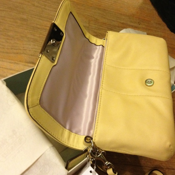 Coach Kristin large yellow wristlet - Picture 2 of 3