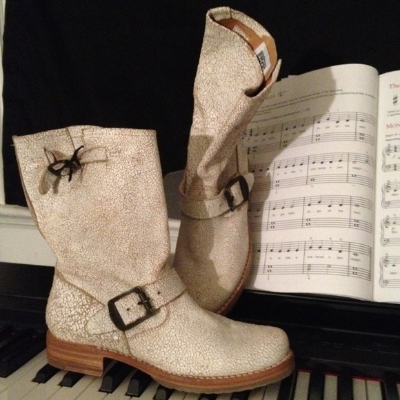 **SOLD**NWT! Frye 'Veronica' cracked leather boot! - Picture 4 of 4