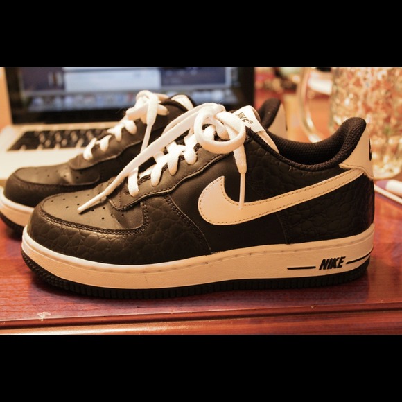 💥RESERVED💥Black and white nikes