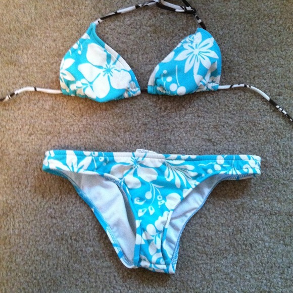 ❌Sold❌ Blue floral bikini! - Picture 2 of 2