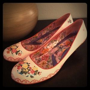 -- RESERVED-- Super cute and unique shoes