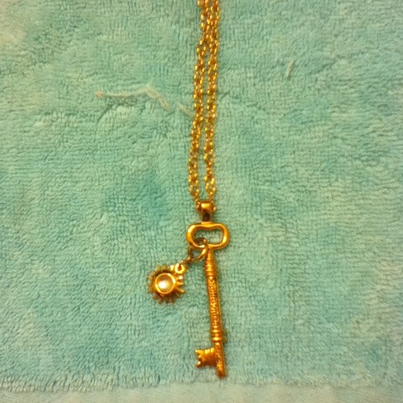 Jewelry - Key necklace