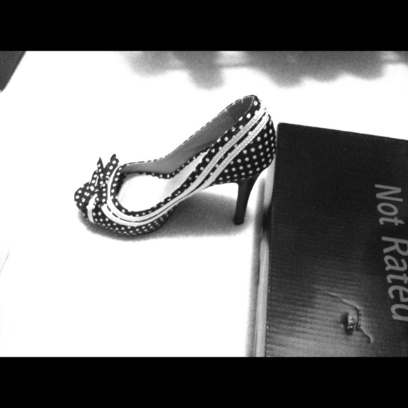 Black/white polka dot 4" high heels