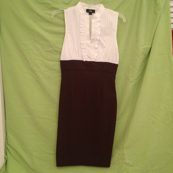 One piece fitted dress w/ side zipper. Brown/wht