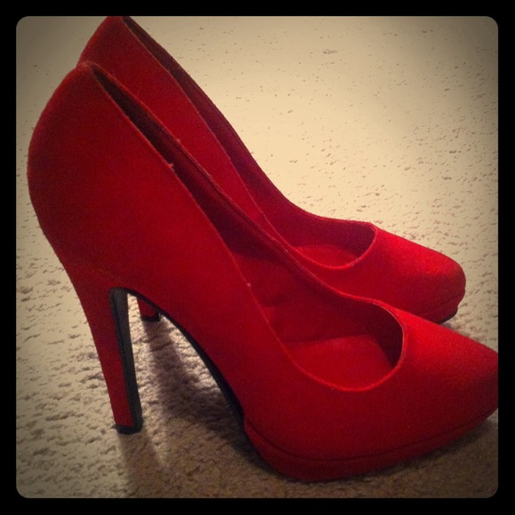 💛*SOLD*Bright red heels