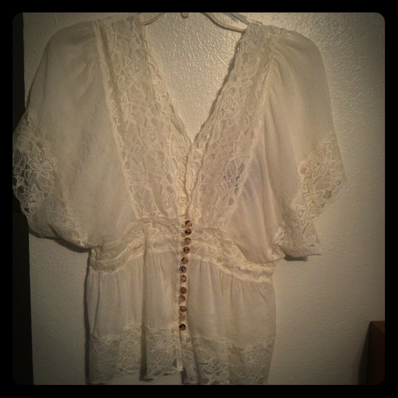 💛*SOLD*White laced top