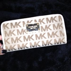 💢💢💢 SOLD❗❗💢💢💢 AUTHENTIC Michael Kors wallet.