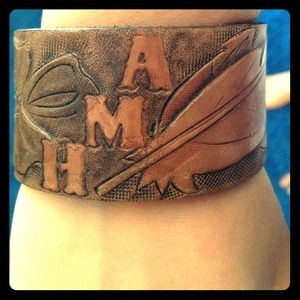 Ladies/men's leather cuffs