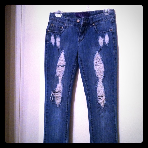 Ripped Jeans in between boot & skinny