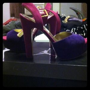 Color-blocking platforms heels