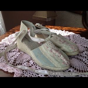 💢💢SOLD💢💢Matisse wedge