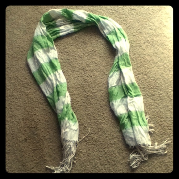 Green and white scarf - Picture 1 of 1