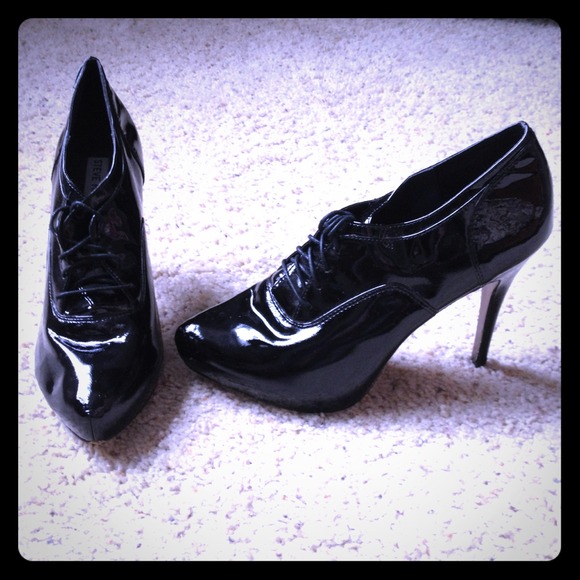 Steve Madden Black Patent Leather Pumps