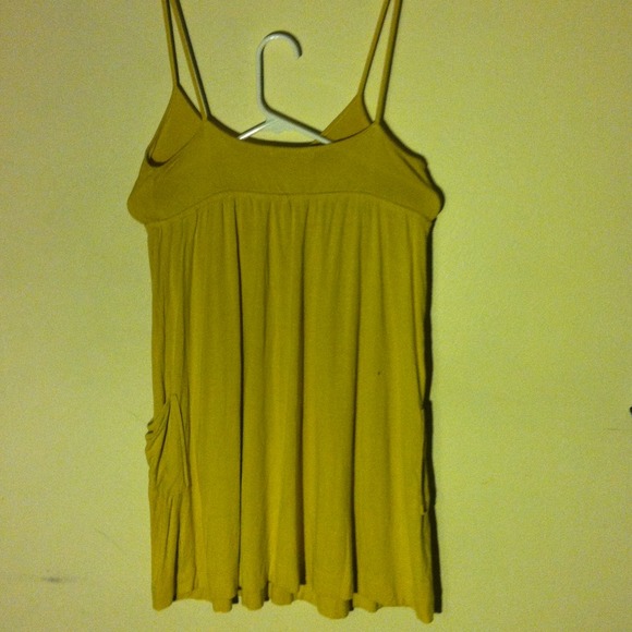 Yellow dress! - Picture 2 of 2