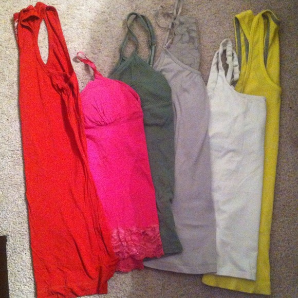 💛*SOLD*Tanks and tees lot