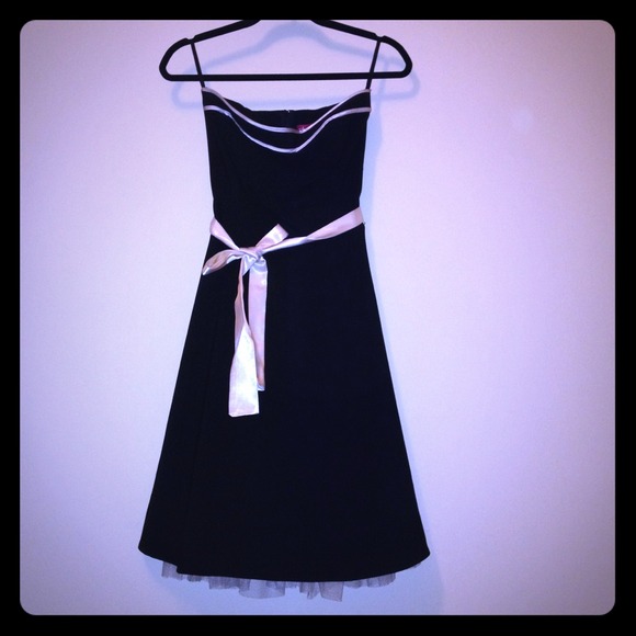 👗DONATED TO GOOD CAUSE 👗Strapless dress w/ribbon
