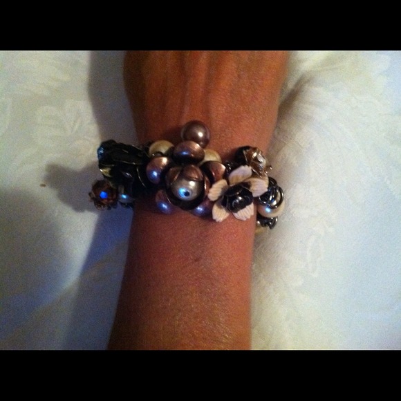 Metal flower faux pearl n bead bracelet - Picture 2 of 4