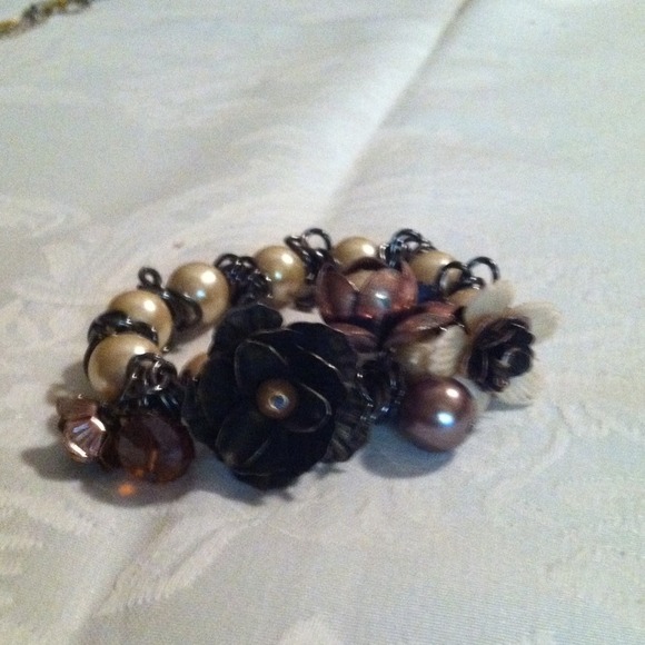 Metal flower faux pearl n bead bracelet - Picture 4 of 4