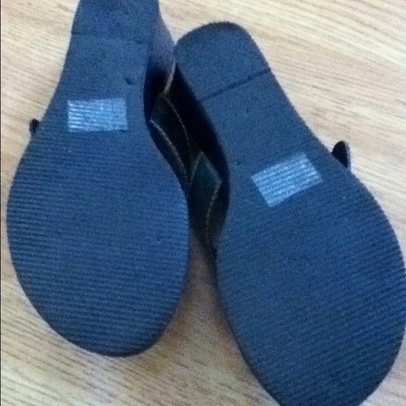 HOLD for @lyntran🌺Chaps Black Wedge Sandals - Picture 4 of 4