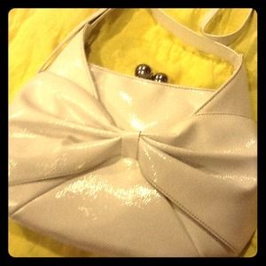 Cute white bow-tie purse