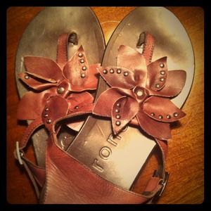 Brown flowered sandals!