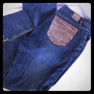Stylish Jeans with knitted pockets.