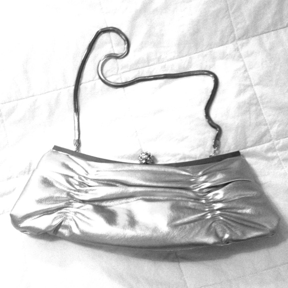 Metallic clutch with awesome optional chain.