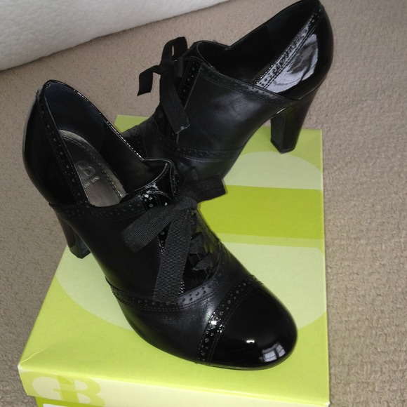 🌺FINAL REDUCTION🌺 Two-tone black ribbon lace-up