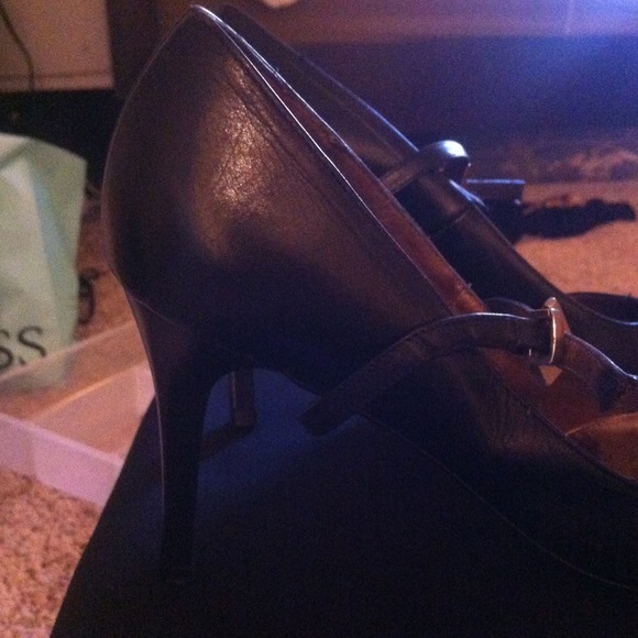 Previously worn Kenneth Cole black strap pumps - Picture 3 of 3