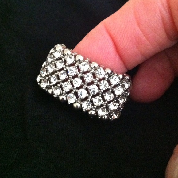 👉SOLD👈Crystals all around ring