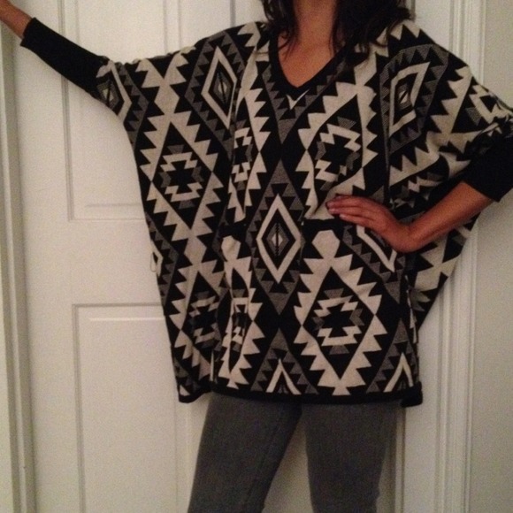 🎉HP 9/8🎊NWT Millau LF black and cream sweater!!! - Picture 3 of 3