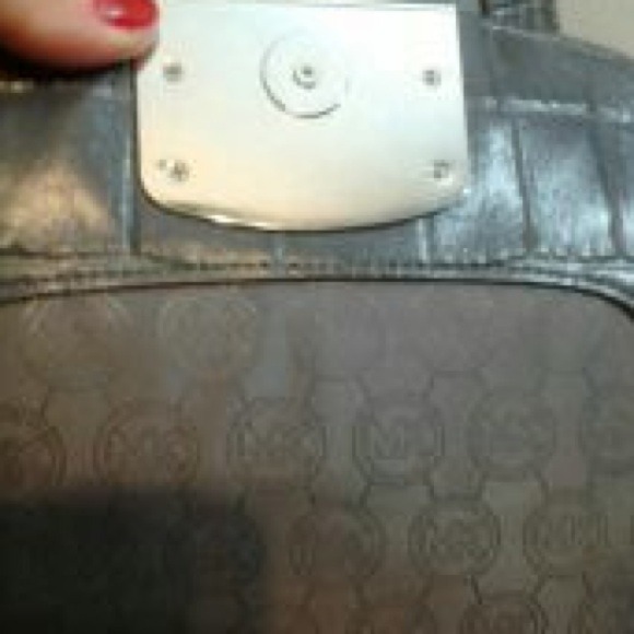 SOLDMK Embossed grey crocodile - Picture 3 of 4