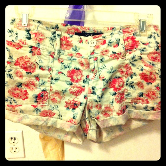 Forever 21 Floral Cuffed Shorts - Picture 1 of 4