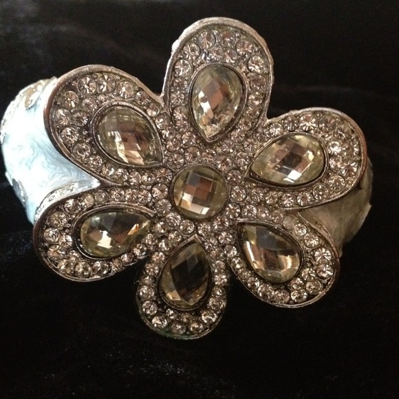 Bangle bracelet